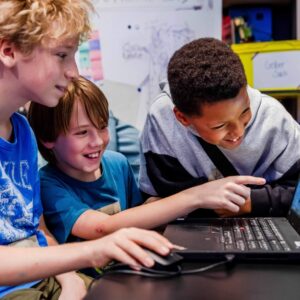 Kinder Haben Spaß Beim Erstellen Von 3D Welten In Einer Software Am Laptop